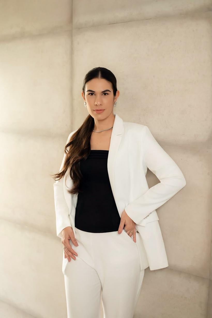 Dra. Yasmim Mucida, médica, em pé, retrato institucional.