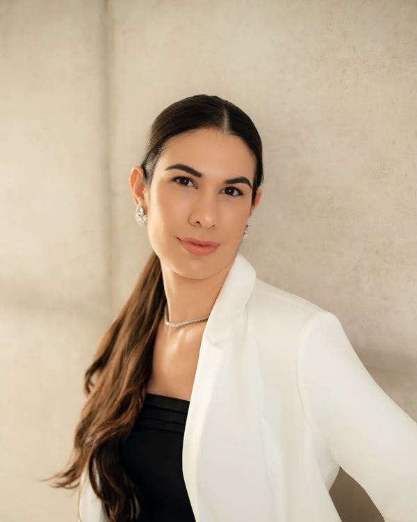 Dra. Yasmim Mucida, médica, em retrato de meio corpo.